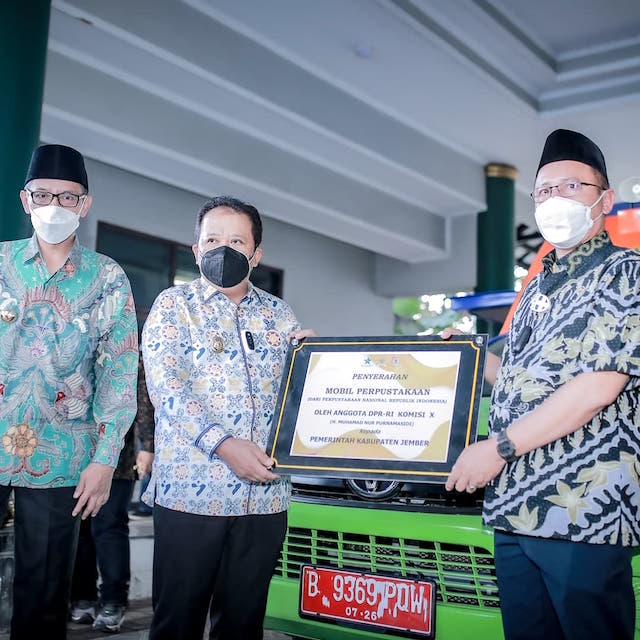 Perpusnas Serahkan Mobil Perpustakaan Keliling untuk Jangkau Warga di Pelosok Jember